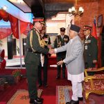 राष्ट्रपतिद्वारा भारतीयस्थल सेनाध्यक्षलाई नेपाली सेनाको मानार्थ महारथीको दर्ज्यानी चिह्न प्रदान   