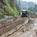 दमक-चिसापानी सडकमा मालवाहक सवारी सञ्चालनमा रोक   