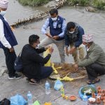 भोटेकोशी बाढीः कुशको शव बनाएर आर्यघाटमा सामूहिक अन्त्येष्टि   