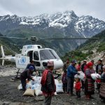 बाढीपछि लाङटाङका सबै परिवारलाई हेलिकप्टरबाट खाद्यान्न वितरण